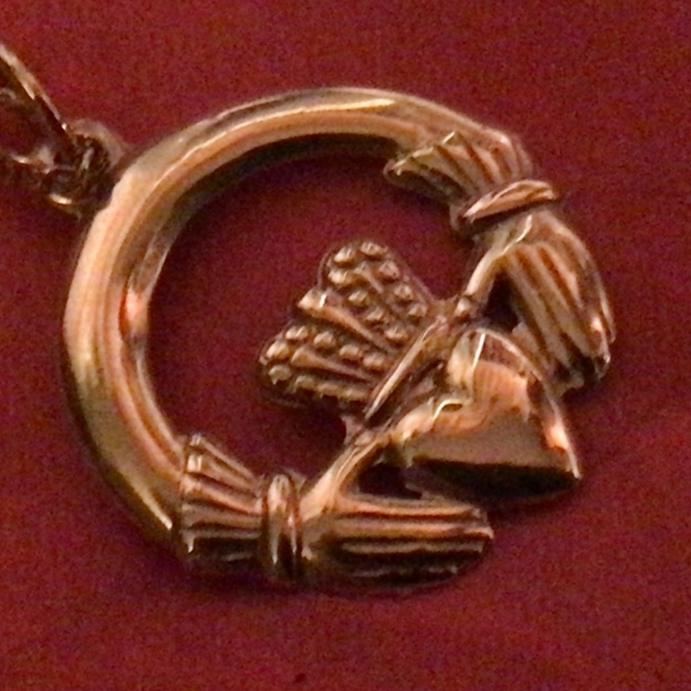 Gold cladagh charm